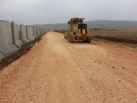 HATAY İLİ KIRIKHAN İLÇESİ (HALEPLİ-BAYRAKTAR-ZAFER TOKA) ACİL SINIR GÜVENLİK İNŞAATI İŞİ