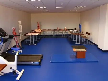 AKÜ ANTRENMAN SALONU KAPALI VE AÇIK SPOR TESİSLERİ