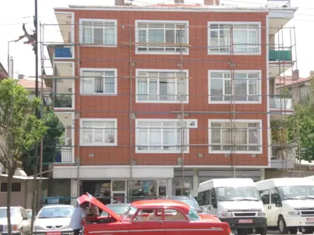 ESENBOĞA HAVA ALANI YOLUNDAKİ BİNALAR