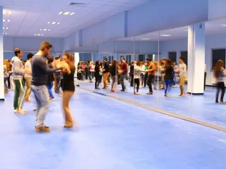 AKÜ ANTRENMAN SALONU KAPALI VE AÇIK SPOR TESİSLERİ